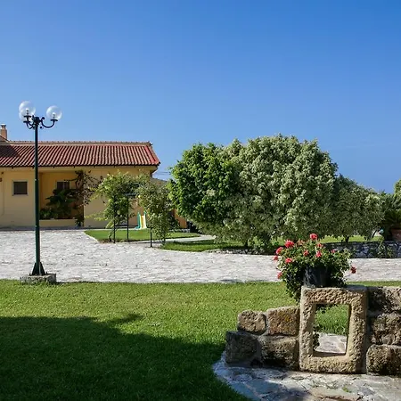 Sandy And 4* Svoronata