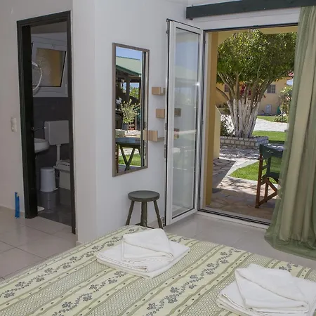 Sandy And 4* Svoronata