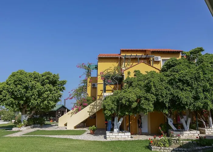 Sandy And 4* Svoronata