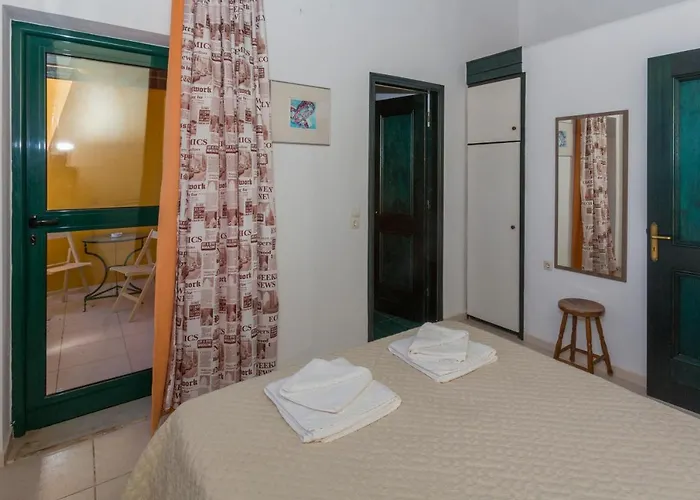 Sandy And 4* Svoronata